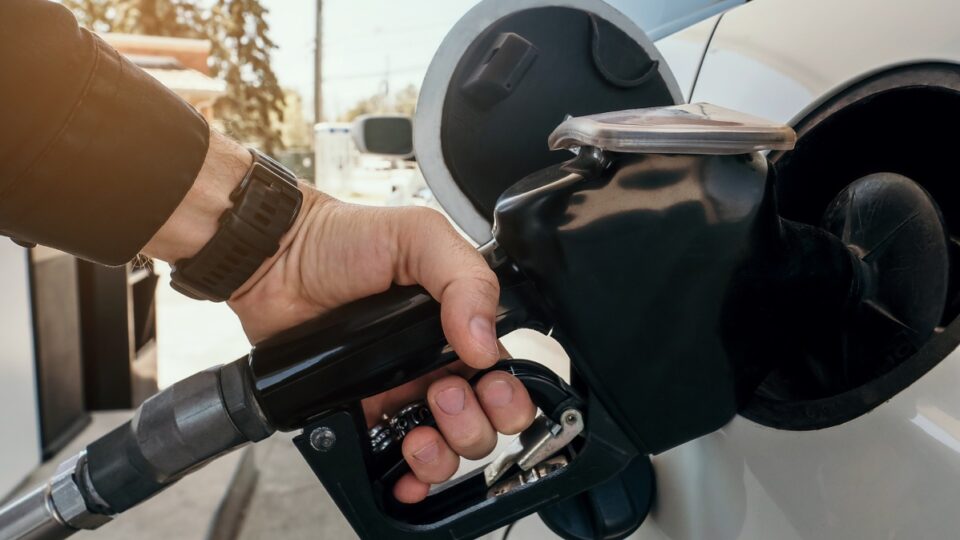 Vendas do comércio despencam em abril com queda no consumo de combustíveis Vendas do comércio despencam em abril com queda no consumo de combustíveis