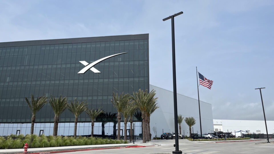 Serventes e soldadores: funcionários da SpaceX podem ter ficado milionários com primeira venda de ações Serventes e soldadores: funcionários da SpaceX podem ter ficado milionários com primeira venda de ações